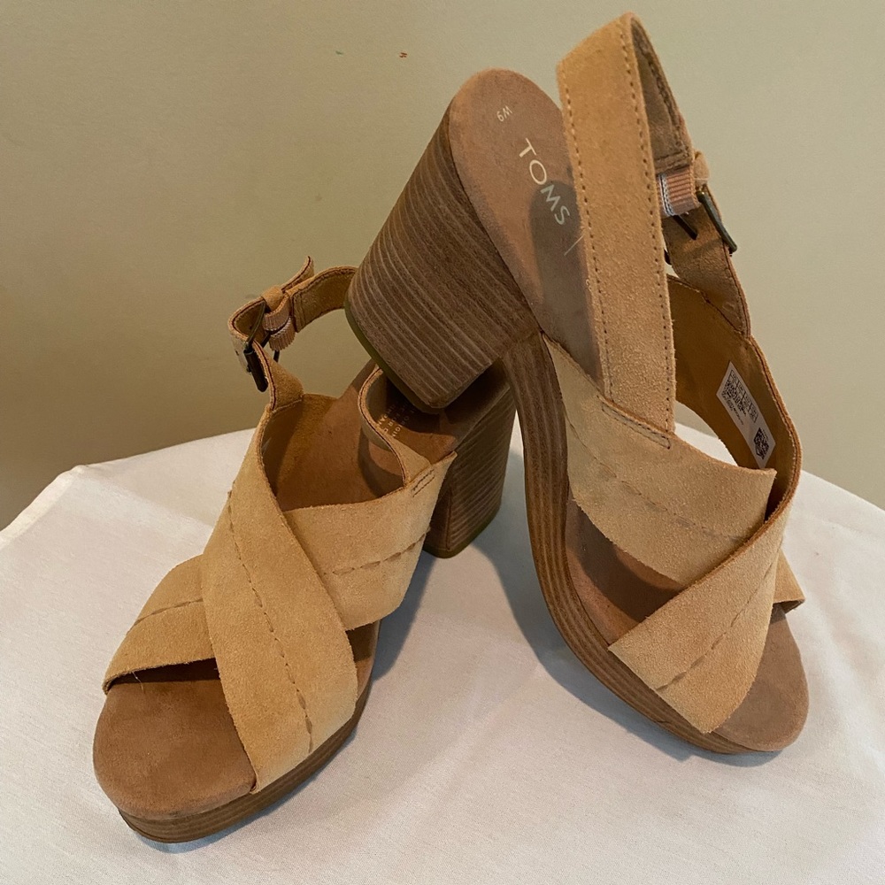 Excellent used condition TOMS wedges